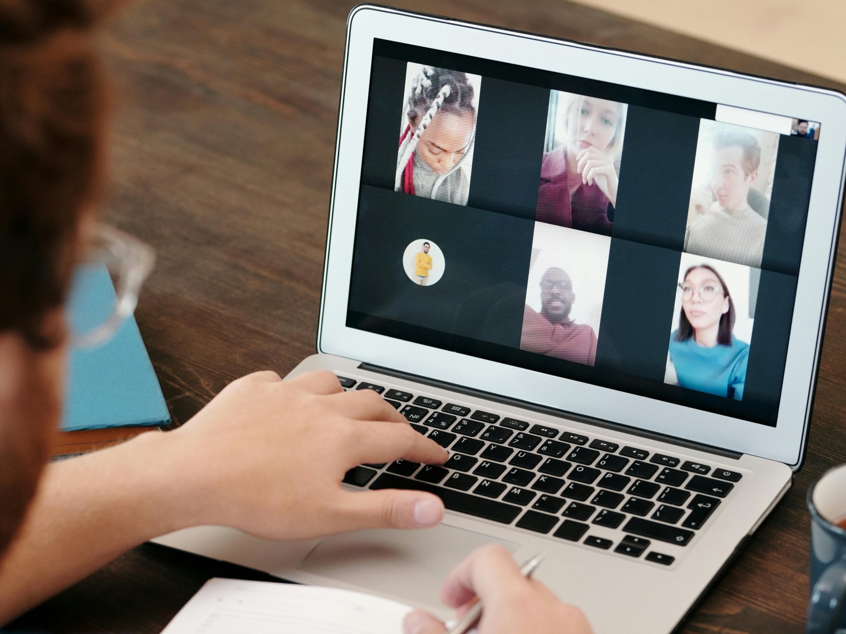 אם לא אהבתם את טימס עד כה, בקרוב היא גם תלשין עליכם לבוס