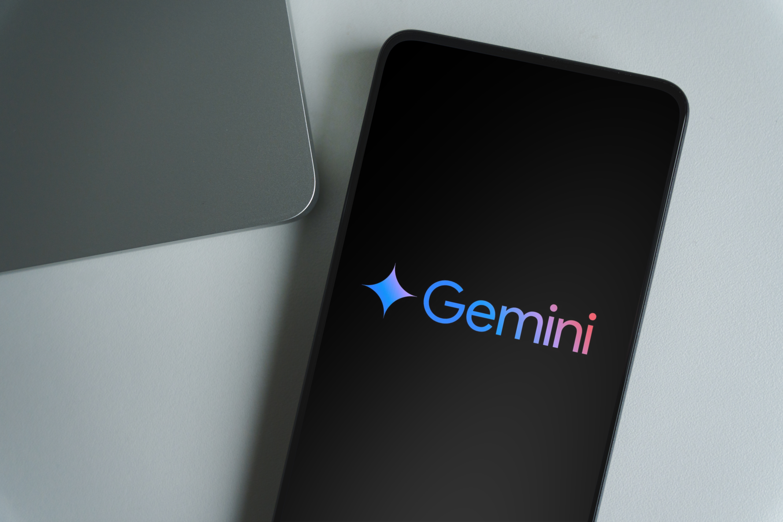 למה Gemini כל כך דרמטי כשהוא טועה?